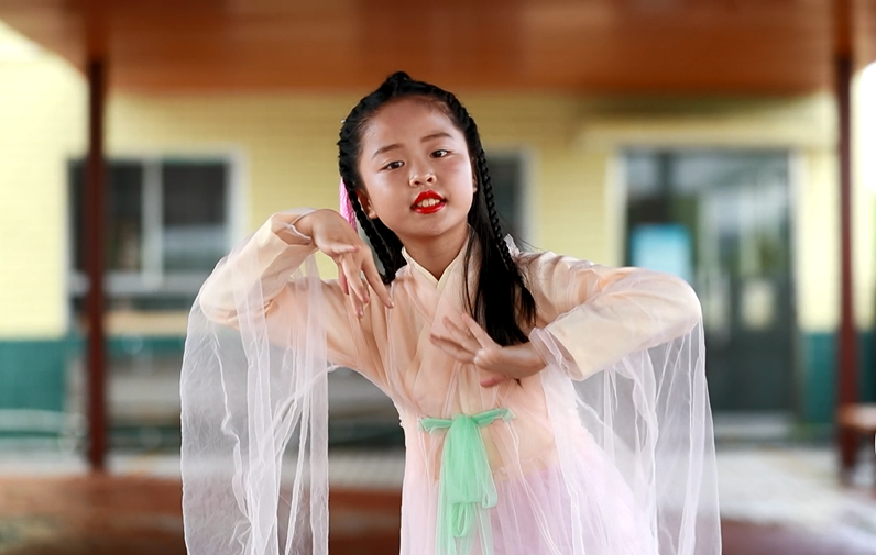 教育天地2022年5月1日-追逐梦想的中国舞女孩周艺羲