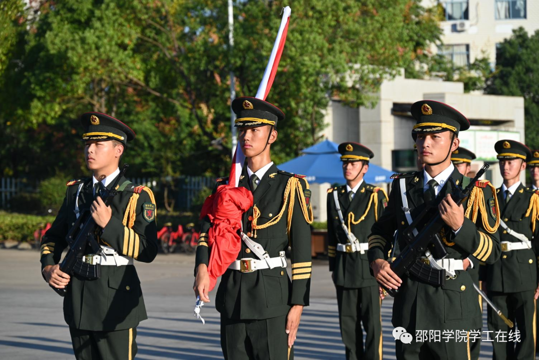邵阳学院：与国旗同框的样子，美翻了！
