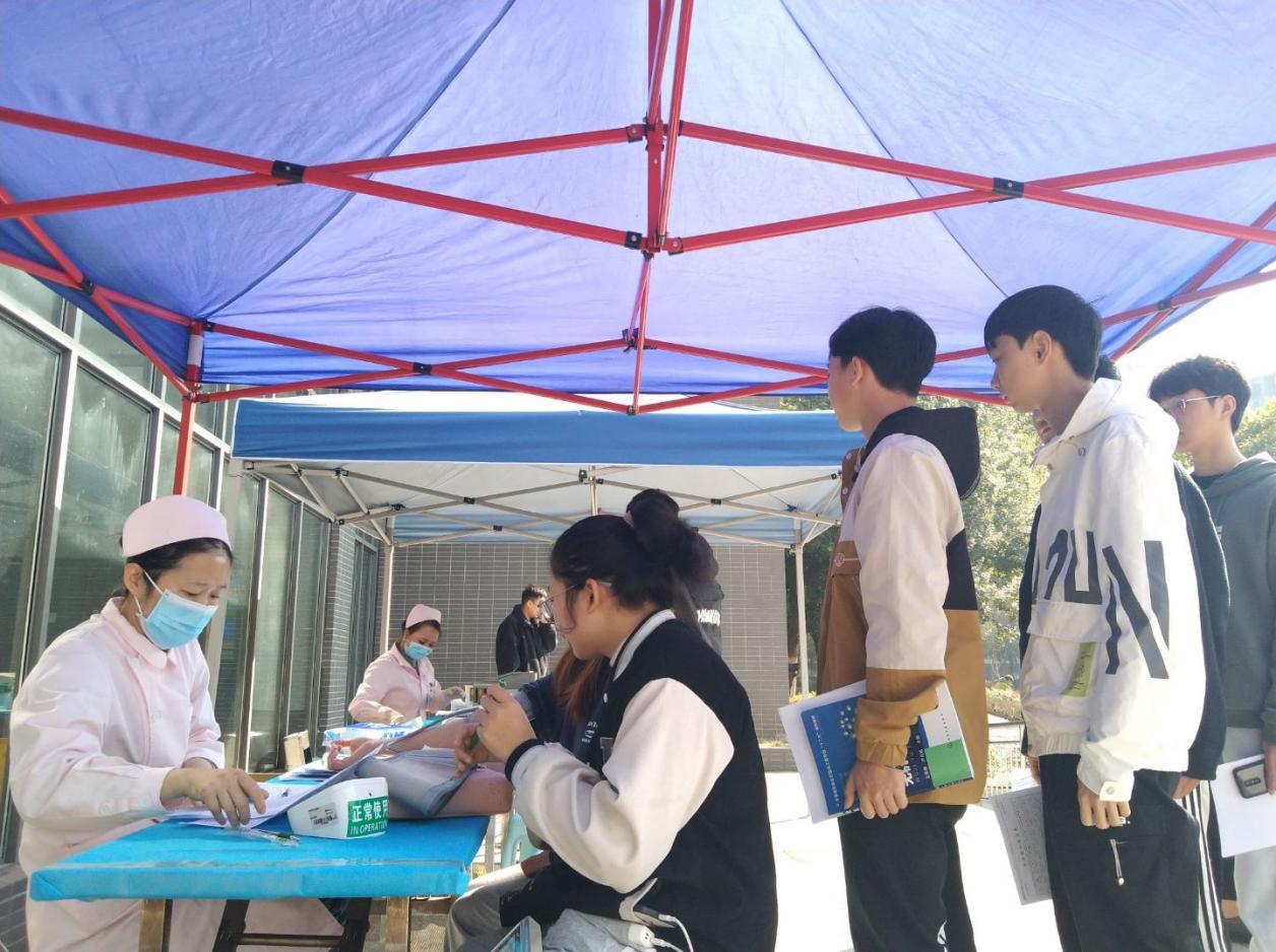 湖南有色金属职业技术学院：“请党放心，强国有我”无偿献血活动