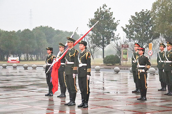 湖南中医药大学举行国家公祭日升国旗降半旗仪式