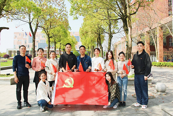 湖南交通职业技术学院：我与党旗合个影