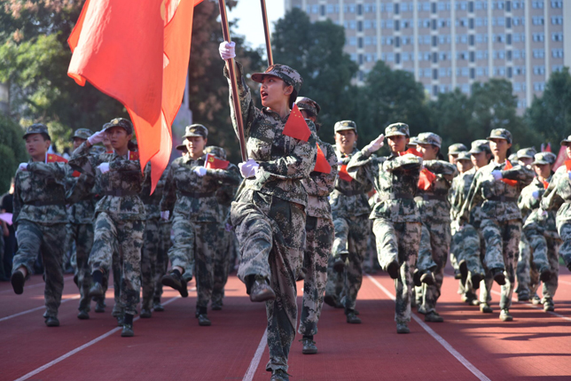 传承红色基因 展现军训风采 ——长沙师范学院举行2021级新生开学典礼暨军训成果汇报