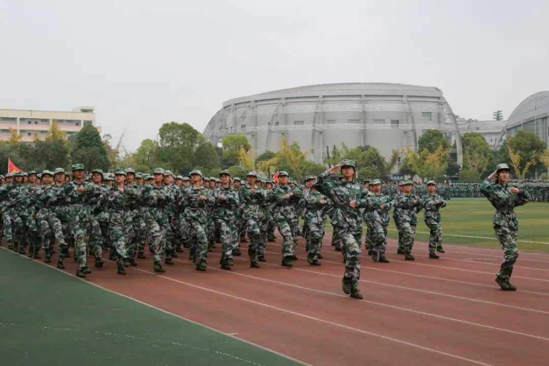 长沙商贸旅游职业技术学院：举行2022级新生军训总结表彰大会