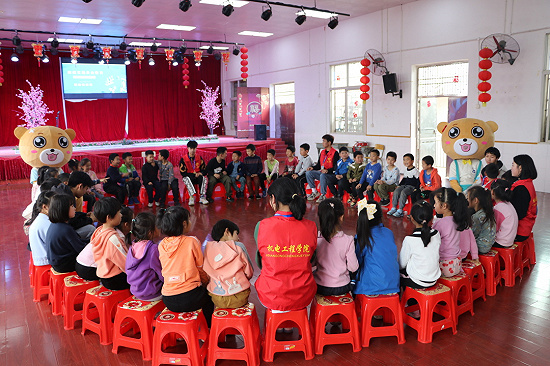 全力以“护”！湖南交通职业技术学院走进小学与学生“玩转”交通安全知识！