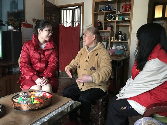 长沙民政职院外语学院：关爱空巢老人 传递雷锋精神