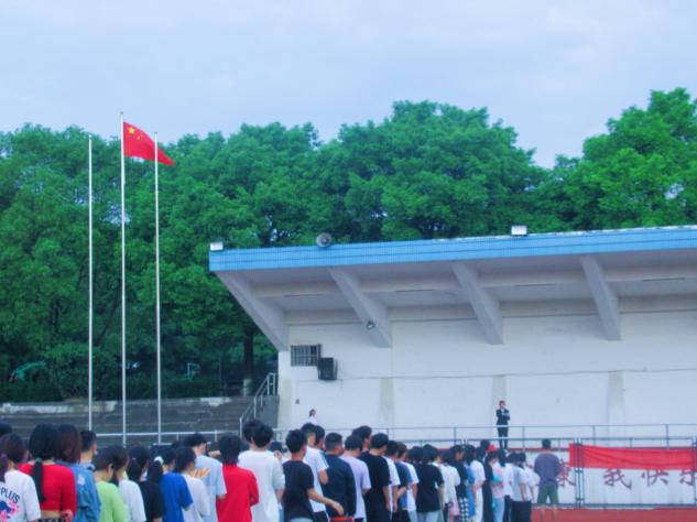 升旗仪式丨让青春在奉献中焕发绚丽光彩